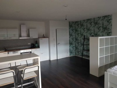 sehr helle, möblierte Ein-Zimmer-Wohnung mit großem Balkon