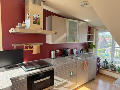 Helle 2-Zimmer-Dachgeschosswohnung mit geh. Innenausstattung, Dachterrasse und EBK