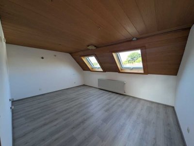 Ruhige Mietwohnung, viel Stauraum durch Keller und Dachboden, Erstbezug nach Teilrenovierung