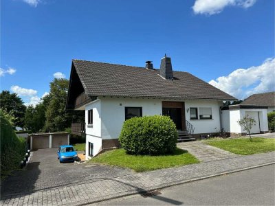 Schöne 4-Zimmer Wohnung mit Einfamilienhaus Charakter
