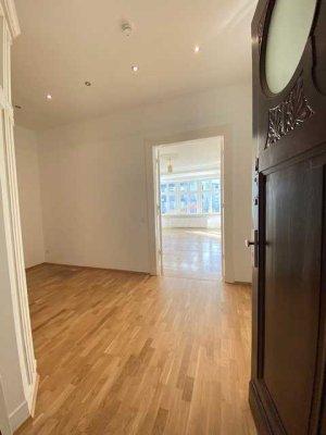 Schöne 5-Zimmer Altbauwohnung mit 2 Balkonen