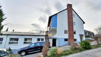 == H == MEHRFAMILIENHAUS SAMT GROSSER HALLE UND GARAGEN == H ==