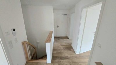 Moderne Gartenwohnung mit Souterrain und hellem Wintergarten