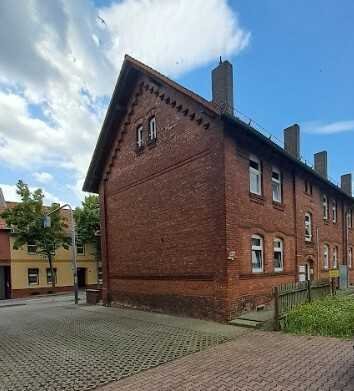 Günstig zu eigenem Wohnraum ! Saniertes Mehrfamilienhaus mit 4 Wohneinheiten davon 2 WE vermietet.
