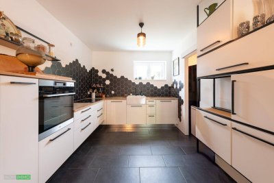 Neuwertige Gartenwohnung mit Terrasse und 2 Garagenplätze
