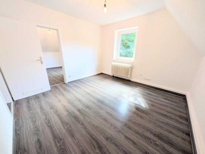 **Ab sofort: +frisch gestrichen +neues Tageslichtbad +Laminat +eigener Garten**
