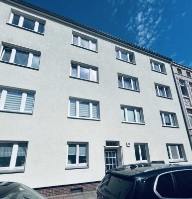 Bezugsfreie & sonnige 3-Zimmer-Wohnung im Dachgeschoss plus 2 Stellplätze