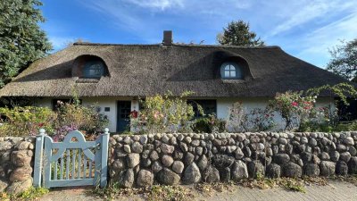 Reetdachhaus mit verwunschenem parkähnlichem Garten