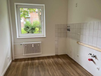 Erdgeschosswohnung mit Balkon für Selbstgestalter ab sofort verfügbar!