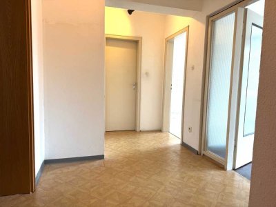 Riesige 4,5 Zimmerwohnung mit zwei großen Balkonen ab sofort frei