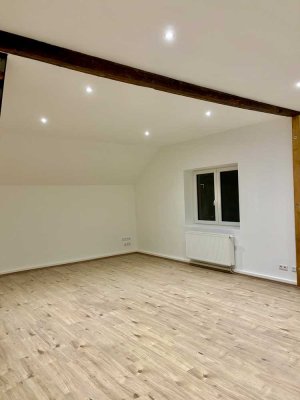 Frisch sanierte 2,5-Zimmer-Maisonettewohnung mit Stellplatz und Einbauküche