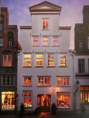 Hochwertig saniertes, historisches Mehrfamilienhaus in Lübeck Innenstadt mit 13 Zimmern