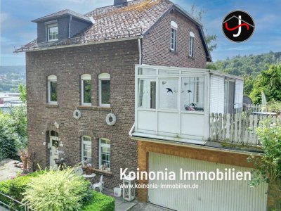 Einfamilienhaus mit Einliegerwohnung, Doppelgarage und Wintergarten mit großem Garten