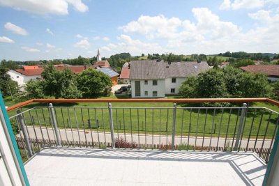 Schicke Dachstudiowohnung mit Kaminofen, Einbauküche und zwei Balkonen.