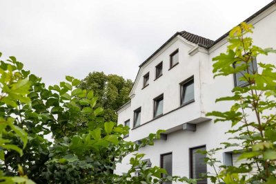 *** RIESIGE WOHNUNG - eigener DACHBODEN - eigener KELLER - eigenes TREPPENHAUS - DACHTERRASSE ***