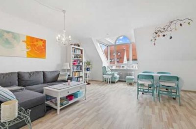 Wunderschöne, neu renovierte und ruhige Dachgeschosswohnung in Traumlage