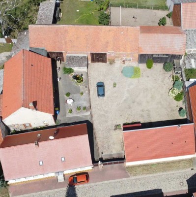 Attraktiver 4-Seitenhof. Wohnhaus mit 170m² Wohnfläche. Umfangreiche Nebengebäude.