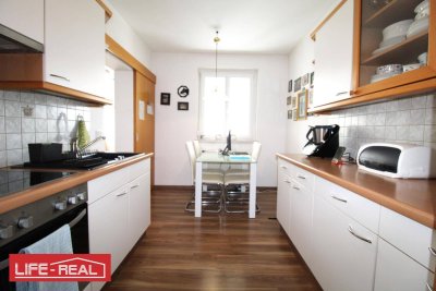 Sanierte, gepflegte 3-Zimmer-Wohnung mit Loggia in generalüberholten Mehrparteienhaus