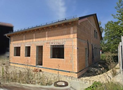 Mehrfamilienhaus mit Gewerbeeinheit in Gaimersheim zu verkaufen.