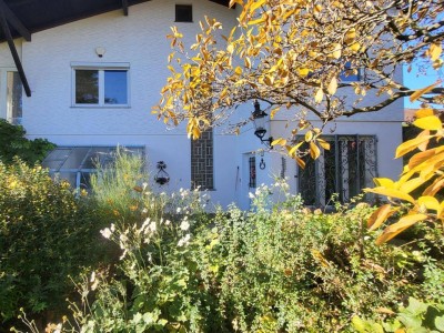 MASSIVHAUS MIT IDYLLISCHEM GARTEN IN SCHÖNER HÖHEN-AUSSICHTSLAGE