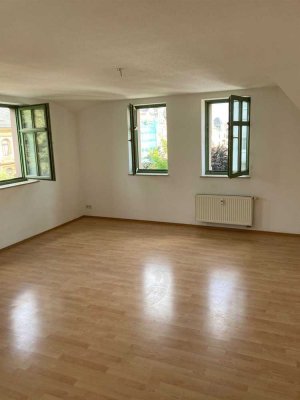Großzügige DG 1-Zimmer mit Laminat und Wanne in sehr guter Lage