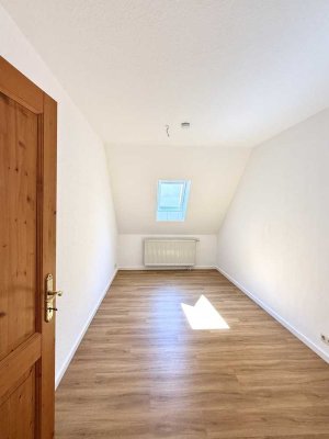 Großzügige 4-Zimmer-Wohnung mit zusätzlicher DG-Wohnung und Garagen
