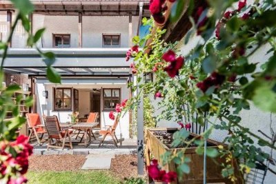 EIN PLATZ ZUM AUFBLÜHEN -REIHENECKHAUS MIT CHARME UND SCHÖNEM GARTEN