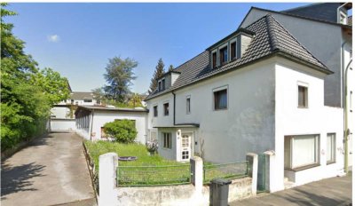 Wohn- und Gewerbefläche mit 10 Garagen, Garten, große Halle, und Ladenfläche