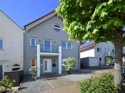 Schicke Doppelhaushälfte mit viel Platz, tollem Garten und neuer Einbauküche