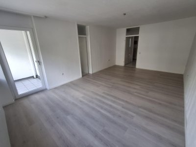 Wohnung zwei Zimmer, Bad, Küche, Loggia, Tiefgaragenstellplatz