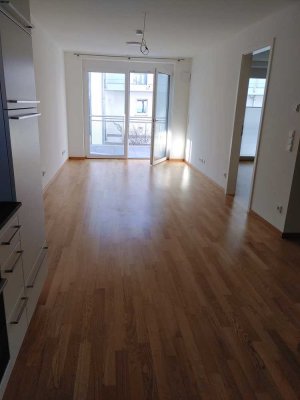 Sehr schöne neuwertige 2-Zimmer-Wohnung mit Balkon, Garage in Traunstein.