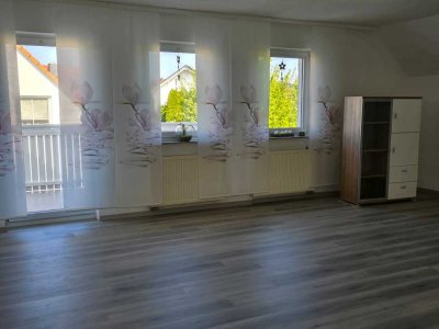 Schöne 4 Zimmer Wohnung im Zweifamilienhaus mit Balkon und Garage