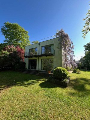 Charmantes Haus  mit großem Garten als charmante Parkanlage