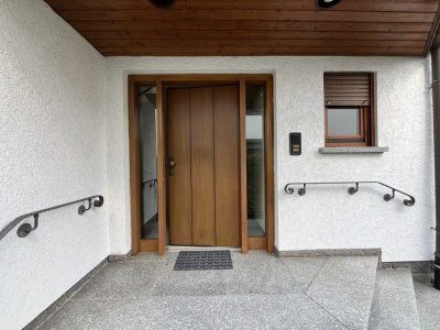 Großes Wohnhaus mit Doppelgarage und zwei Wohnungen in der Nordstadt