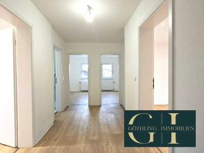 Frisch sanierte Dachgeschosswohnung mit modernem Bad & Stellplatz