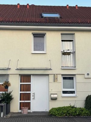 Provisionsfrei* Maintal-Bischofsheim (Spessartstrasse): Neuwertiges, modernes Reihenmittelhaus in ru