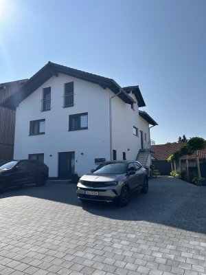 Geschmackvolle, neuwertige 3-Zimmer-DG-Wohnung mit gehobener Innenausstattung mit EBK in Griesstätt