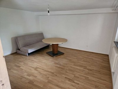 Schicke Zweiraumwohnung, ideal für Berufspendler die Ruhe und Natur lieben.