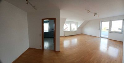 Wohnung, moderne Raumaufteilung, mit Einbauküche, Spitzboden, möbliertem Bad