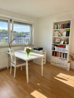 Voll möblierte 2-Zimmer-Wohnung mit Balkon & Tiefgaragenstellplatz – Juni–Sept.