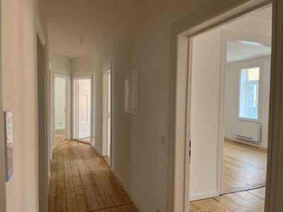 Erstbezug nach Sanierung! TOP-Sanierte 4-Zi.-Altbauwohnung in der Innenstadt