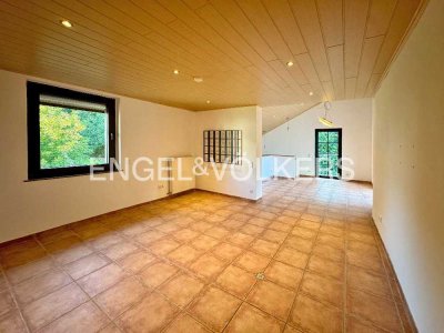 Großzügige Wohnung mit separatem Eingang und Garage