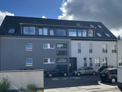 3-Zimmer-Hochparterre-Wohnung mit großem Balkon und Gartenzugang - Erstbezug nach Sanierung.