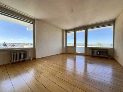 Bergblick & Balkone: Geräumige, helle Vier-Zimmer-Wohnung mit Entwicklungspotenzial in Lauben