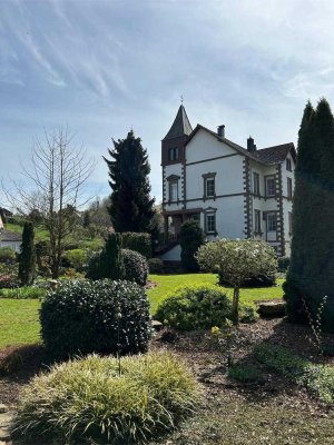 Freistehende Villa mit Sandsteinsäulen - Aussichtsturm und Parkähnlicher Anlage