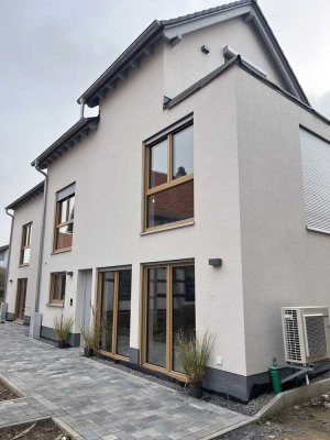 Stadthaus freundliche und neuwertige 4-Zimmer-Doppelhaushälfte mit Balkon und Terrasse