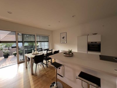 Lichtdurchflutete Wohnung mit gehobener Innenausstattung, Balkon und EBK