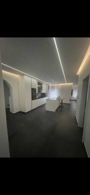 Exklusive, neuwertige 4-Zimmer-Wohnung mit Balkon in Mühlheim