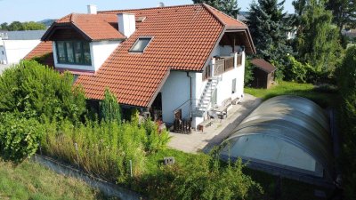 Naturnah und stadtnah: Haushälfte mit Ausblick, Garten &amp; Pool - 15 Min. nach Linz!