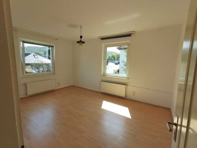 Schöne helle 2-Zimmer-Wohnung mit großem Bad